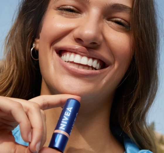 NIVEA Caring Beauty pielęgnująca pomadka do ust i policzków 3w1 Nude 4,8 g