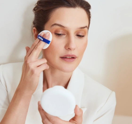 NIVEA Hyaluron Cellular Filler podkład w kompakcie SPF15 02 Mittel 15 g