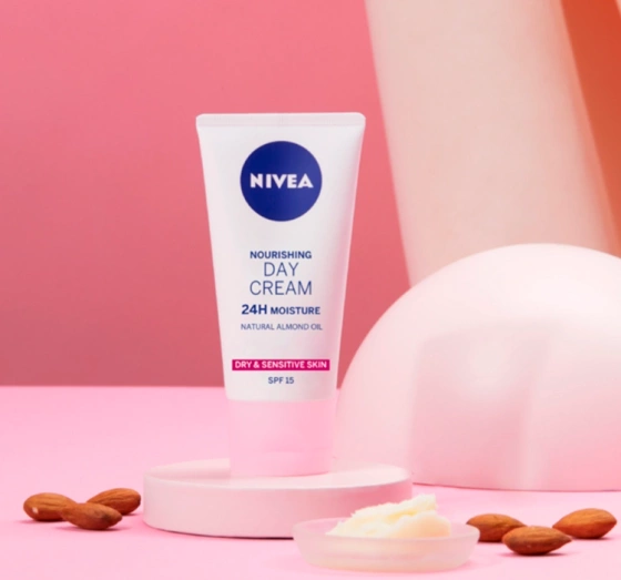 NIVEA 24h Nawilżenia odżywczy krem do twarzy na dzień SPF15 50 ml