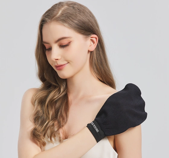 Sister Young Nova złuszczająca rękawica do peelingu ciała Black