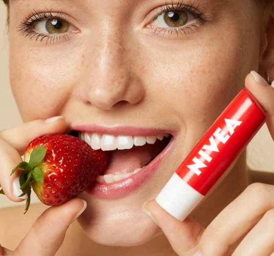 NIVEA Limited Edition pielęgnująca pomadka do ust Strawberry Shine 4,8 g