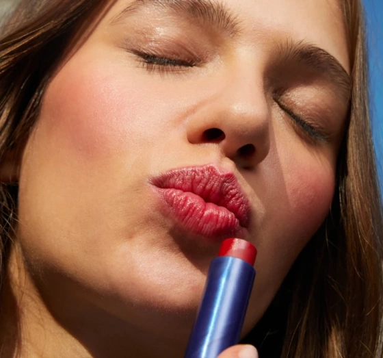 NIVEA Caring Beauty pielęgnująca pomadka do ust i policzków 3w1 Red 4,8 g