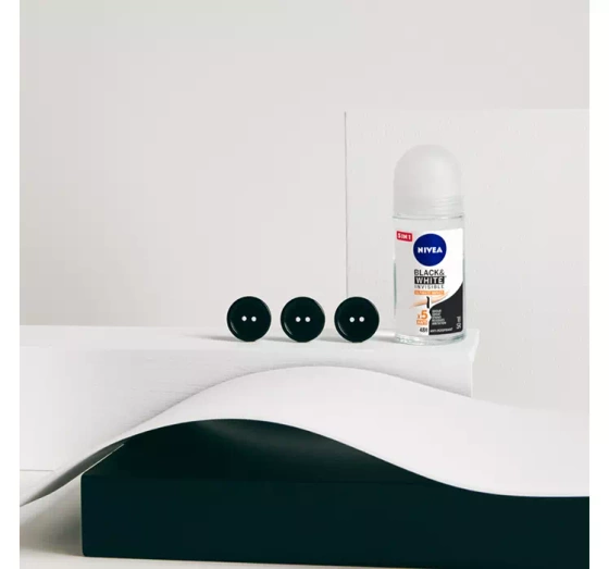 NIVEA Black&White Invisible Ultimate Impact antyperspirant roll-on dla kobiet 50 ml