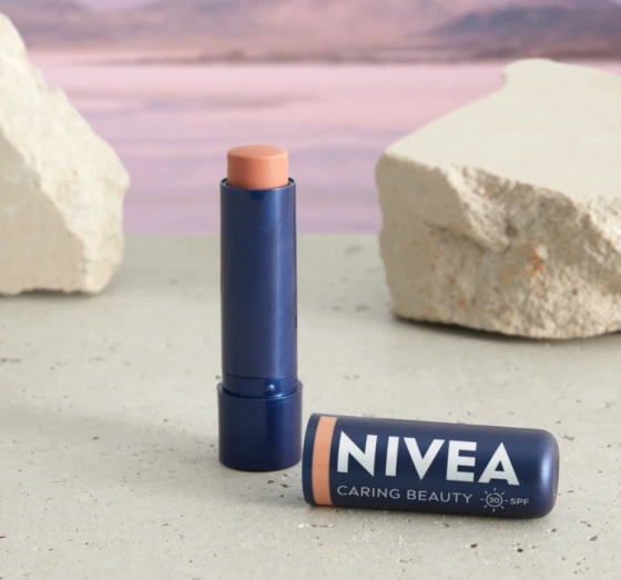NIVEA Caring Beauty pielęgnująca pomadka do ust i policzków 3w1 Nude 4,8 g