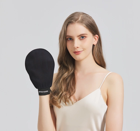 Sister Young Nova złuszczająca rękawica do peelingu ciała Black