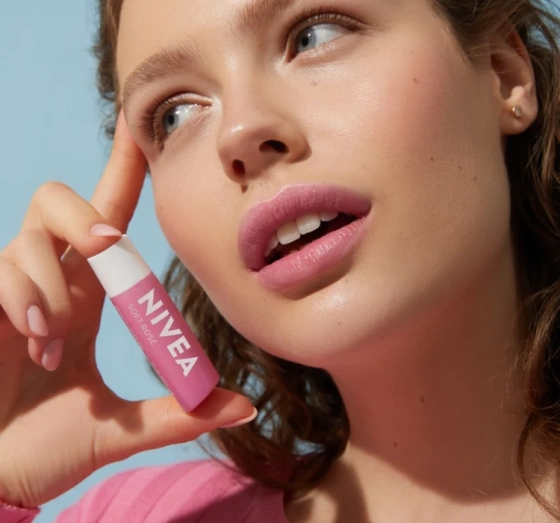 NIVEA pielęgnująca pomadka do ust Soft Rose 4,8 g