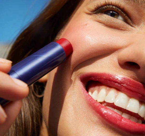 NIVEA Caring Beauty pielęgnująca pomadka do ust i policzków 3w1 Red 4,8 g