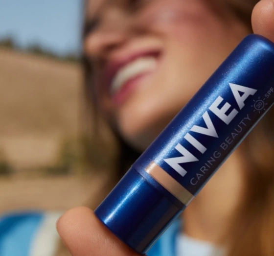 NIVEA Caring Beauty pielęgnująca pomadka do ust i policzków 3w1 Nude 4,8 g