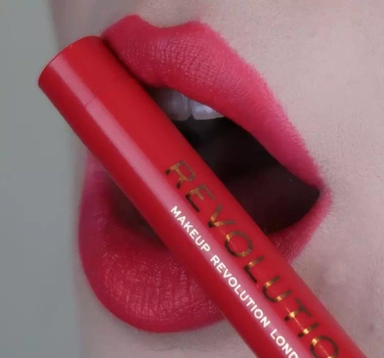 Makeup Revolution Velvet Kiss pomadka w kredce Decadence 1,2g