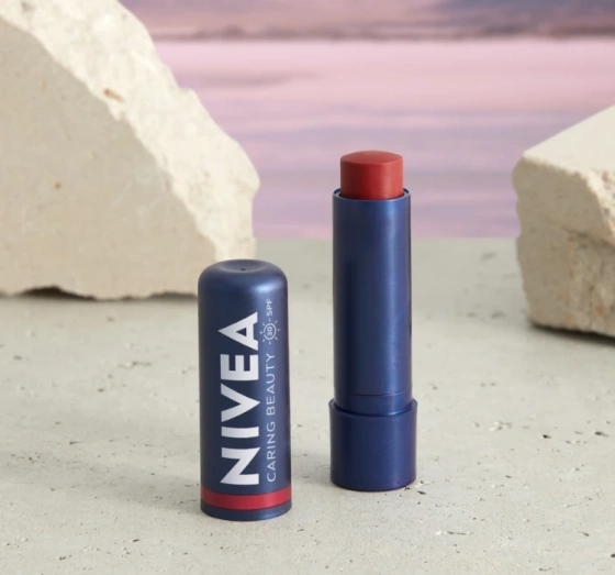 NIVEA Caring Beauty pielęgnująca pomadka do ust i policzków 3w1 Red 4,8 g