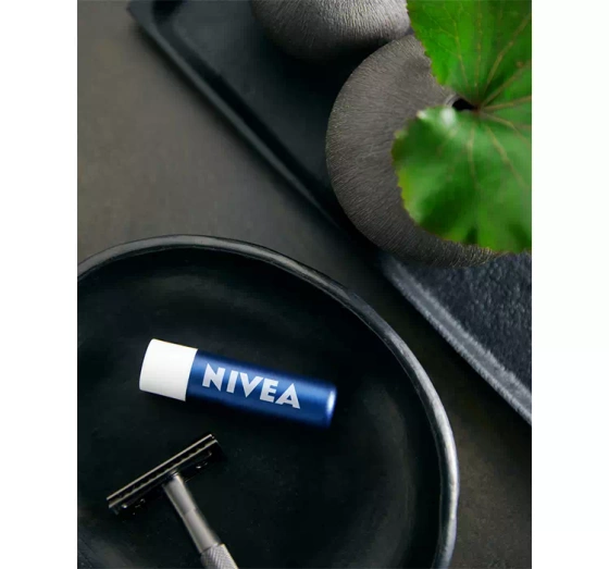 NIVEA MEN pielęgnująca pomadka do ust SPF15 Active 4,8 ml