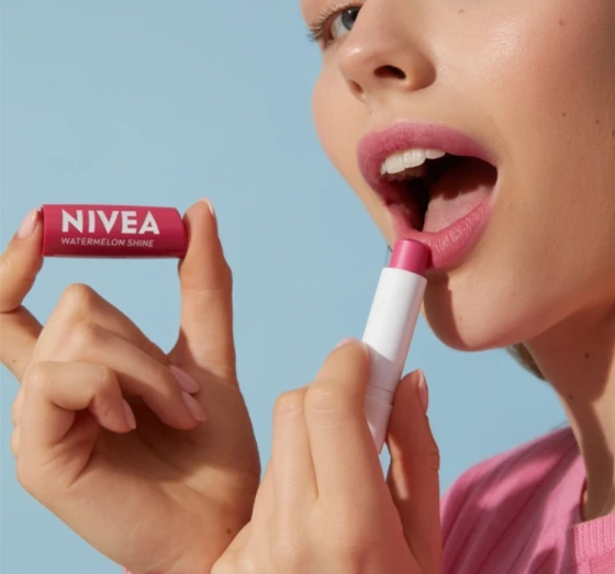NIVEA pielęgnująca pomadka do ust Watermelon Shine 4,8 g