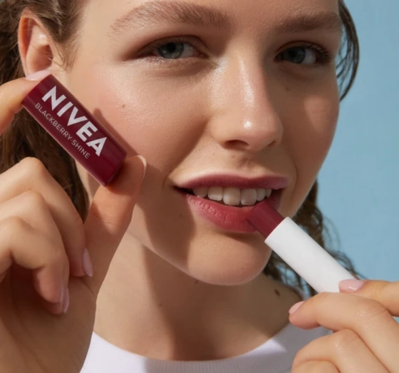 NIVEA pielęgnująca pomadka do ust Blackberry Shine 4,8 g