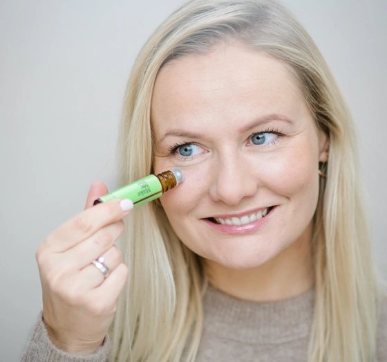 Make Me Bio Cucumber Freshness rozświetlające serum roller pod oczy 10ml
