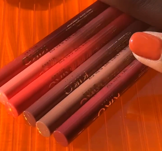 KIKO Milano Juicy Fizz automatyczna konturówka do ust 06 Iced Cherry 0,3 g