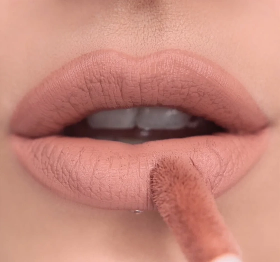Makeup Revolution Matte Bomb pomadka do ust Nude Charm 4,6ml