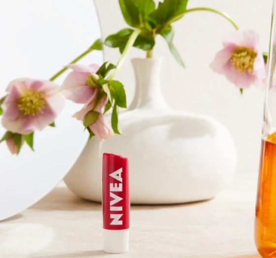 NIVEA Limited Edition pielęgnująca pomadka do ust Strawberry Shine 4,8 g