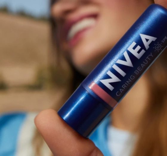 NIVEA Caring Beauty pielęgnująca pomadka do ust i policzków 3w1 Rose 4,8 g