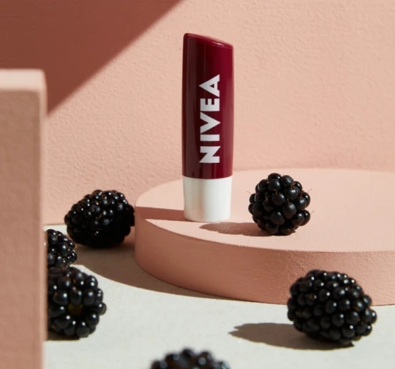NIVEA pielęgnująca pomadka do ust Blackberry Shine 4,8 g