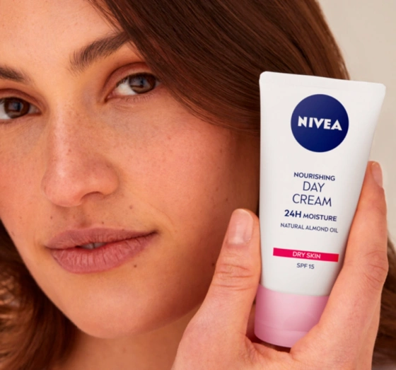 NIVEA 24h Nawilżenia odżywczy krem do twarzy na dzień SPF15 50 ml