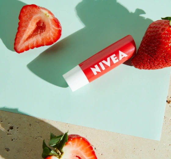 NIVEA Limited Edition pielęgnująca pomadka do ust Strawberry Shine 4,8 g