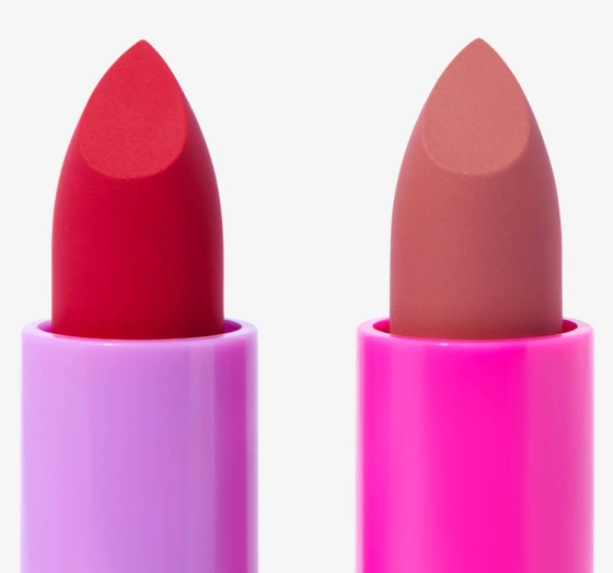 Makeup Revolution x Emily in Paris matowa pomadka do ust Chicago Pink Nude 3g