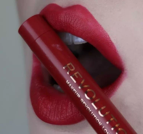 Makeup Revolution Velvet Kiss pomadka w kredce Ruby 1,2g