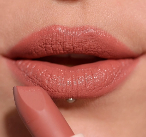 Makeup Revolution Lip Allure soft satin pomadka do ust Wifey Dusky Pink 3,2g