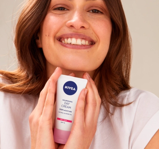 NIVEA 24h Nawilżenia odżywczy krem do twarzy na dzień SPF15 50 ml