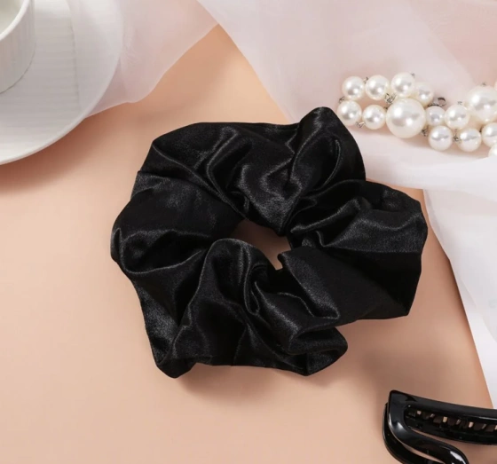 Sister Young Lilu satynowa gumka do włosów scrunchie Black